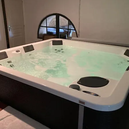 Gigantesque Moulin Villa